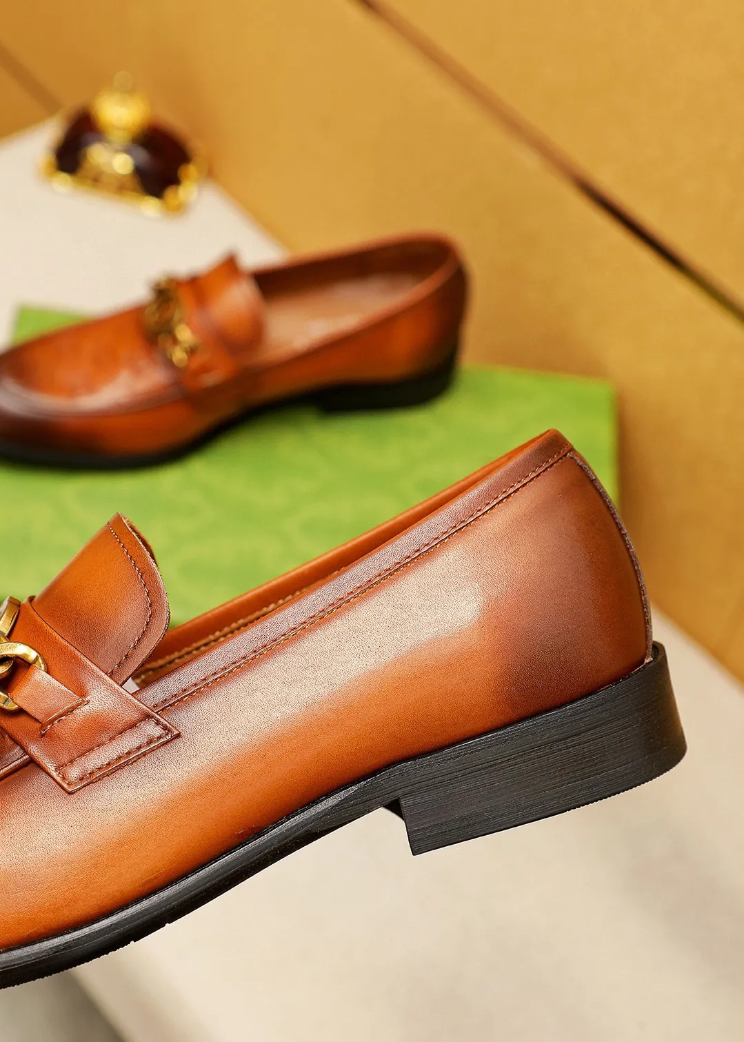 Men's shoes 💰400 💐 Product trademark: GUCCI "Gucci" casual leather shoes Regular size: 39-44 (38.45.46🉑️Customized) Product materials: Selected imported first-layer calfskin embossed upper + original hardware buckle, imported 🐑 sheepskin lining. Strong three-dimensional visual effect, combined outsole Color: 2⃣️colors available